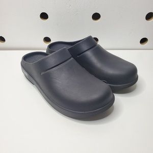 oofos nursing shoes